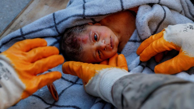 Seorang penyelamat menggendong bayi Belen, ditarik keluar dari bangunan yang runtuh 2 hari setelah gempa bumi, di Hatay selatan Turki, Rabu malam, 8 Februari 2023. AP/