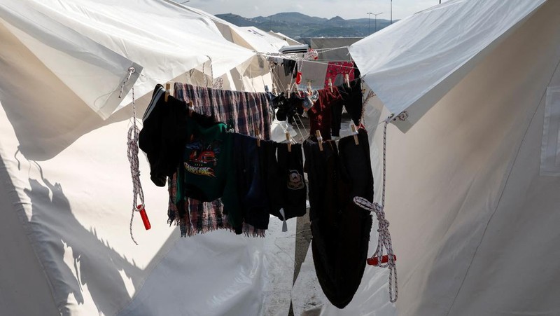 Ratusan tenda pengungsian berdiri di kompleks Stadion New Hatay, Antakya, Turki, Jumat (10/2/2023). Pemerintah Turki menjadikan kompleks stadion sebagai tempat pengungsian untuk menampung ribuan korban gempa yang kehilangan rumahnya. (Anadolu Agency via Getty Images)