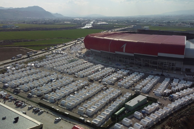 Ratusan tenda pengungsian berdiri di kompleks Stadion New Hatay, Antakya, Turki, Jumat (10/2/2023). Pemerintah Turki menjadikan kompleks stadion sebagai tempat pengungsian untuk menampung ribuan korban gempa yang kehilangan rumahnya. (Anadolu Agency via Getty Images) Ratusan tenda pengungsian berdiri di kompleks Stadion New Hatay, Antakya, Turki, Jumat (10/2/2023). Pemerintah Turki menjadikan kompleks stadion sebagai tempat pengungsian untuk menampung ribuan korban gempa yang kehilangan rumahnya. (Anadolu Agency via Getty Images)