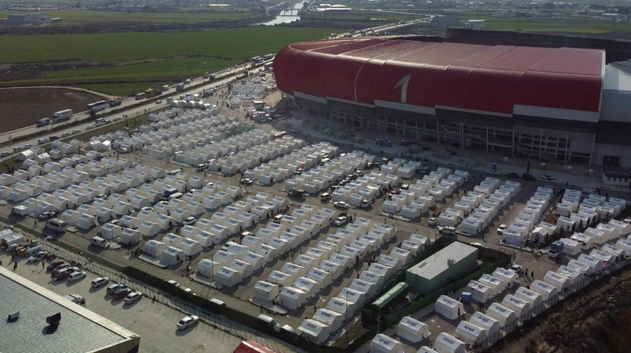 Ratusan tenda pengungsian berdiri di kompleks Stadion New Hatay, Antakya, Turki, Jumat (10/2/2023). Pemerintah Turki menjadikan kompleks stadion sebagai tempat pengungsian untuk menampung ribuan korban gempa yang kehilangan rumahnya. (Anadolu Agency via Getty Images)