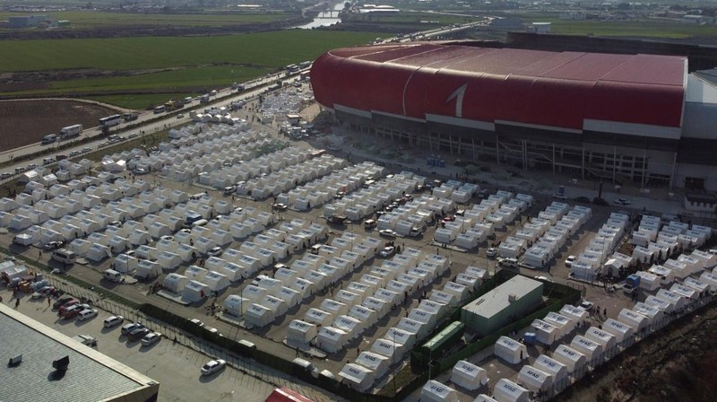 Ratusan tenda pengungsian berdiri di kompleks Stadion New Hatay, Antakya, Turki, Jumat (10/2/2023). Pemerintah Turki menjadikan kompleks stadion sebagai tempat pengungsian untuk menampung ribuan korban gempa yang kehilangan rumahnya. (Anadolu Agency via Getty Images)