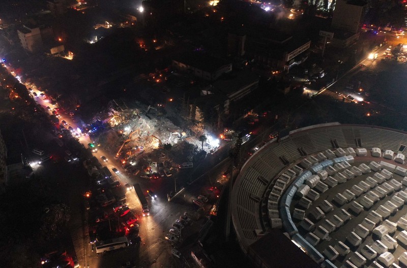 Ratusan tenda pengungsian berdiri di kompleks Stadion New Hatay, Antakya, Turki, Jumat (10/2/2023). Pemerintah Turki menjadikan kompleks stadion sebagai tempat pengungsian untuk menampung ribuan korban gempa yang kehilangan rumahnya. (Anadolu Agency via Getty Images) Ratusan tenda pengungsian berdiri di kompleks Stadion New Hatay, Antakya, Turki, Jumat (10/2/2023). Pemerintah Turki menjadikan kompleks stadion sebagai tempat pengungsian untuk menampung ribuan korban gempa yang kehilangan rumahnya. (Anadolu Agency via Getty Images)