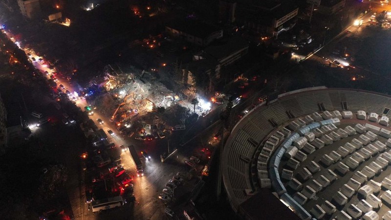 Ratusan tenda pengungsian berdiri di kompleks Stadion New Hatay, Antakya, Turki, Jumat (10/2/2023). Pemerintah Turki menjadikan kompleks stadion sebagai tempat pengungsian untuk menampung ribuan korban gempa yang kehilangan rumahnya. (Anadolu Agency via Getty Images)