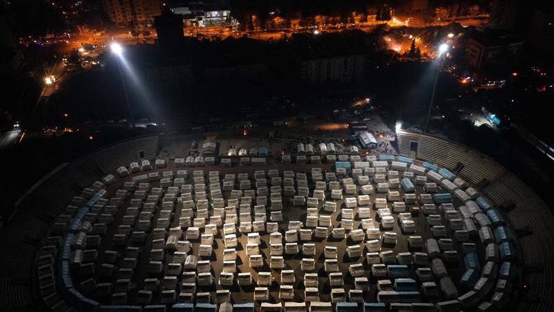 Ratusan tenda pengungsian berdiri di kompleks Stadion New Hatay, Antakya, Turki, Jumat (10/2/2023). Pemerintah Turki menjadikan kompleks stadion sebagai tempat pengungsian untuk menampung ribuan korban gempa yang kehilangan rumahnya. (Anadolu Agency via Getty Images)