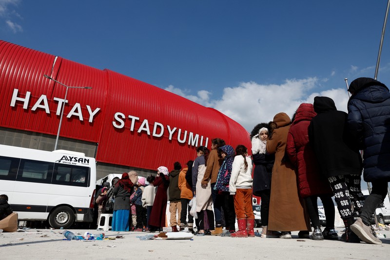 Ratusan tenda pengungsian berdiri di kompleks Stadion New Hatay, Antakya, Turki, Jumat (10/2/2023). Pemerintah Turki menjadikan kompleks stadion sebagai tempat pengungsian untuk menampung ribuan korban gempa yang kehilangan rumahnya. (Anadolu Agency via Getty Images) Ratusan tenda pengungsian berdiri di kompleks Stadion New Hatay, Antakya, Turki, Jumat (10/2/2023). Pemerintah Turki menjadikan kompleks stadion sebagai tempat pengungsian untuk menampung ribuan korban gempa yang kehilangan rumahnya. (Anadolu Agency via Getty Images)