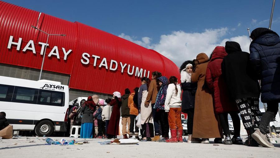 Ratusan tenda pengungsian berdiri di kompleks Stadion New Hatay, Antakya, Turki, Jumat (10/2/2023). Pemerintah Turki menjadikan kompleks stadion sebagai tempat pengungsian untuk menampung ribuan korban gempa yang kehilangan rumahnya. (Anadolu Agency via Getty Images)