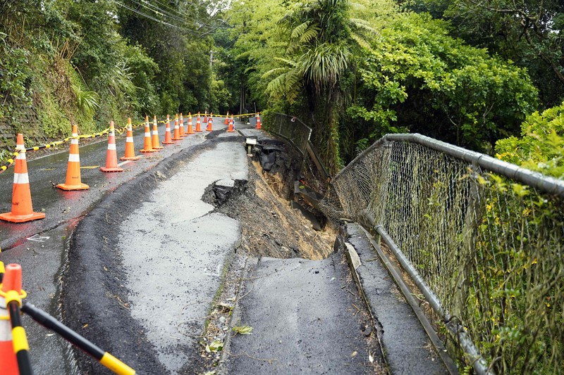 AUCKLAND, NEW ZEALAND - FEBRUARY 13: People out looking at the effects of Cyclone Gabrielle at Mathesons Bay Beach on the Matakana Coast on February 13, 2023 in Auckland, New Zealand. Forecasters say Auckland residents are about halfway through the cyclone impacts, with a better weather forecast from Wednesday. (Photo by Fiona Goodall/Getty Images) on February 13, 2023 in Auckland, New Zealand.  (Photo by Fiona Goodall/Getty Images)