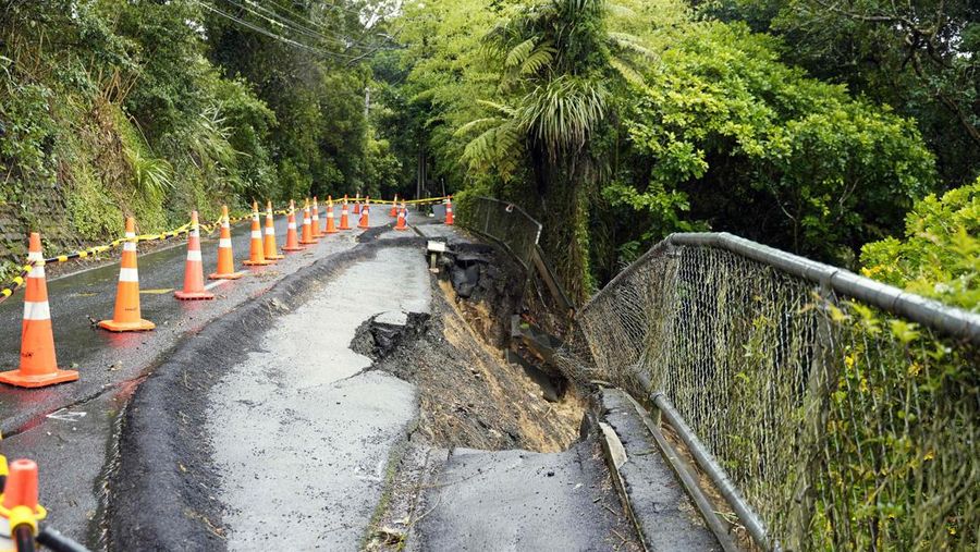 AUCKLAND, NEW ZEALAND - FEBRUARY 13: People out looking at the effects of Cyclone Gabrielle at Mathesons Bay Beach on the Matakana Coast on February 13, 2023 in Auckland, New Zealand. Forecasters say Auckland residents are about halfway through the cyclone impacts, with a better weather forecast from Wednesday. (Photo by Fiona Goodall/Getty Images) on February 13, 2023 in Auckland, New Zealand.  (Photo by Fiona Goodall/Getty Images)