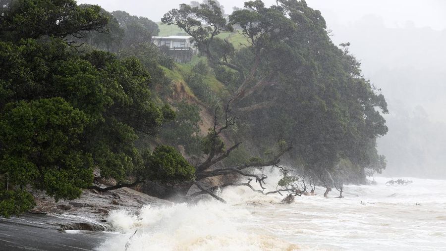 AUCKLAND, NEW ZEALAND - FEBRUARY 13: People out looking at the effects of Cyclone Gabrielle at Mathesons Bay Beach on the Matakana Coast on February 13, 2023 in Auckland, New Zealand. Forecasters say Auckland residents are about halfway through the cyclone impacts, with a better weather forecast from Wednesday. (Photo by Fiona Goodall/Getty Images) on February 13, 2023 in Auckland, New Zealand.  (Photo by Fiona Goodall/Getty Images)
