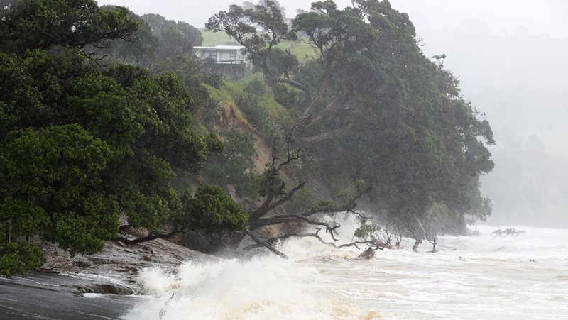 AUCKLAND, NEW ZEALAND - FEBRUARY 13: People out looking at the effects of Cyclone Gabrielle at Mathesons Bay Beach on the Matakana Coast on February 13, 2023 in Auckland, New Zealand. Forecasters say Auckland residents are about halfway through the cyclone impacts, with a better weather forecast from Wednesday. (Photo by Fiona Goodall/Getty Images) on February 13, 2023 in Auckland, New Zealand.  (Photo by Fiona Goodall/Getty Images)