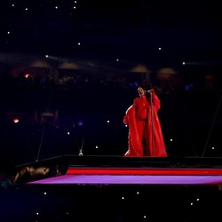 Hamil Anak ke-2, Rihanna Tampil Memukau di Acara Super Bowl