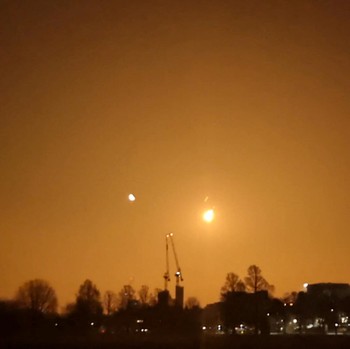 Langit Memerah, Meteor Bersinar Cerah di Atas Selat Inggris