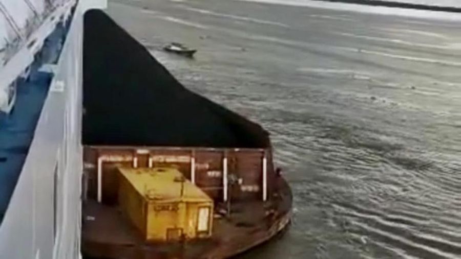 Kapal tongkang batu bara di Kalsel tabrakan.