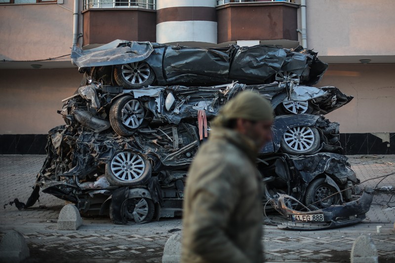 Mobil hancur dalam gempa pada 12 Februari 2023 di Malatya, Türkiye. (Photo by Hakan Akgun / dia images via Getty Images)