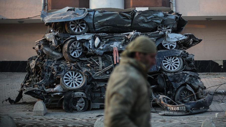 Mobil hancur dalam gempa pada 12 Februari 2023 di Malatya, Türkiye. (Photo by Hakan Akgun / dia images via Getty Images)
