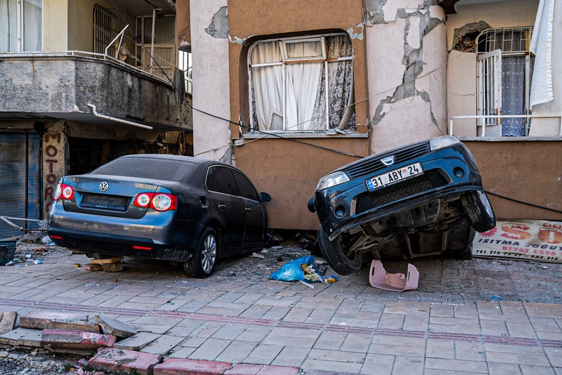 Mobil hancur dalam gempa pada 12 Februari 2023 di Malatya, Türkiye. (Photo by Hakan Akgun / dia images via Getty Images)