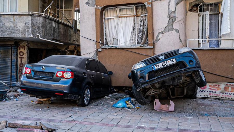 Mobil hancur dalam gempa pada 12 Februari 2023 di Malatya, Türkiye. (Photo by Hakan Akgun / dia images via Getty Images)
