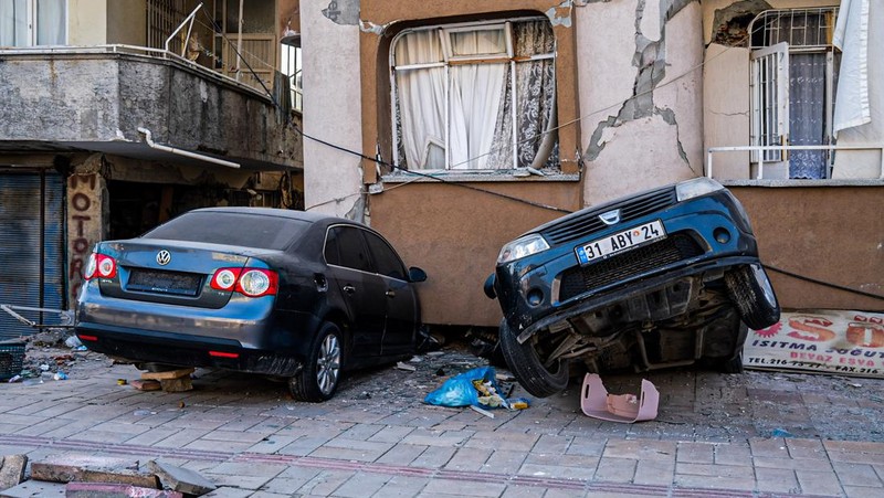 Mobil hancur dalam gempa pada 12 Februari 2023 di Malatya, Türkiye. (Photo by Hakan Akgun / dia images via Getty Images)