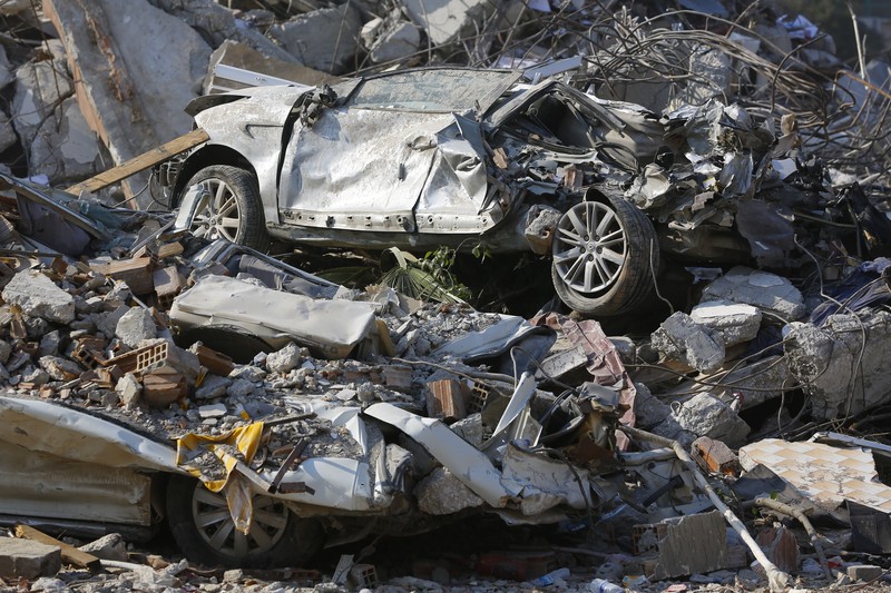 Mobil hancur dalam gempa pada 12 Februari 2023 di Malatya, Türkiye. (Photo by Hakan Akgun / dia images via Getty Images)
