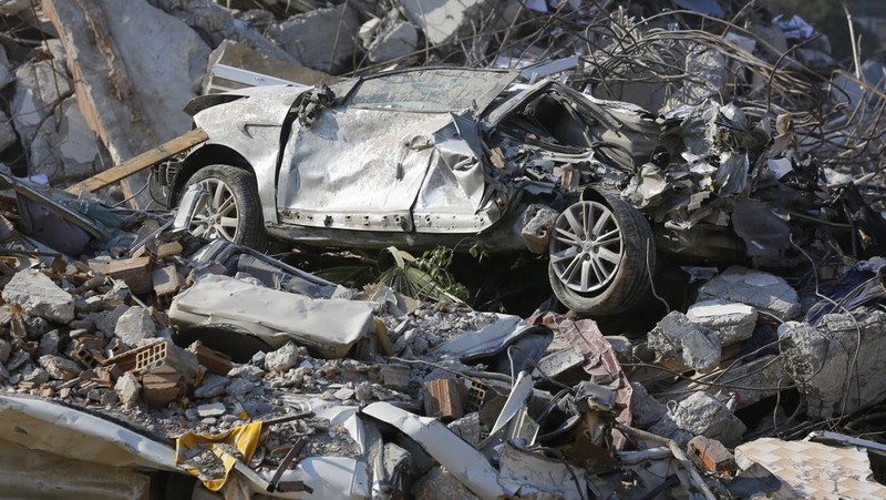 Mobil hancur dalam gempa pada 12 Februari 2023 di Malatya, Türkiye. (Photo by Hakan Akgun / dia images via Getty Images)