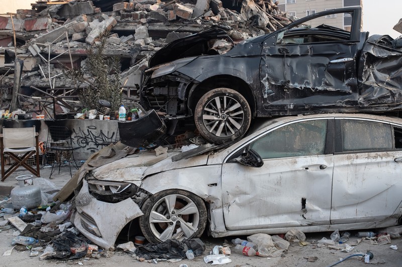 Mobil hancur dalam gempa pada 12 Februari 2023 di Malatya, Türkiye. (Photo by Hakan Akgun / dia images via Getty Images)