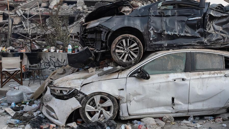 Mobil hancur dalam gempa pada 12 Februari 2023 di Malatya, Türkiye. (Photo by Hakan Akgun / dia images via Getty Images)