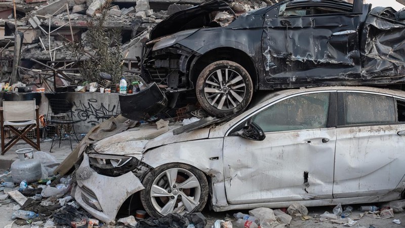 Mobil hancur dalam gempa pada 12 Februari 2023 di Malatya, Türkiye. (Photo by Hakan Akgun / dia images via Getty Images)