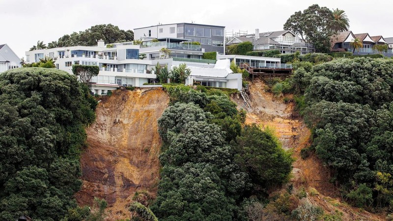 AUCKLAND, NEW ZEALAND - FEBRUARY 13: People out looking at the effects of Cyclone Gabrielle at Mathesons Bay Beach on the Matakana Coast on February 13, 2023 in Auckland, New Zealand. Forecasters say Auckland residents are about halfway through the cyclone impacts, with a better weather forecast from Wednesday. (Photo by Fiona Goodall/Getty Images) on February 13, 2023 in Auckland, New Zealand.  (Photo by Fiona Goodall/Getty Images)