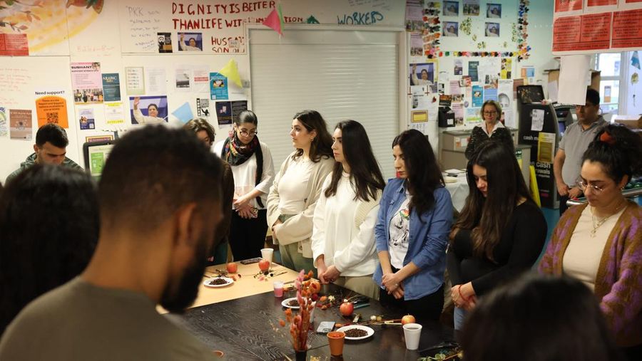 Orang-orang berpartisipasi dalam satu menit hening untuk korban gempa selama acara penggalangan dana di Universitas SOAS pada 12 Februari 2023 di London, Inggris. Kurdish House London, jaringan pengusaha Kurdi dan anak muda yang mendorong kewirausahaan dengan manfaat sosial/lingkungan, menyelenggarakan acara tradisional Seva Mexekrej sebagai acara penggalangan dana Hari Valentine untuk korban gempa Turki. Seva Mexekrej adalah tradisi Kurdi kuno di mana apel ditutupi dengan cengkih. Pemilik Berivan dari Roj Floral Studio hadir dengan sentuhan modern dengan menambahkan rangkaian bunga di bagian tengah apel. Masyarakat Kurdi Universitas SOAS mengadakan acara untuk menyatukan orang-orang dari keempat wilayah Kurdi tanpa agenda politik atau agama untuk berbagi tradisi ini. Hasil dari penggalangan dana akan disumbangkan ke Heyva Sor yang juga dikenal sebagai Bulan Merah Kurdi. (Hollie Adams/Getty Images)