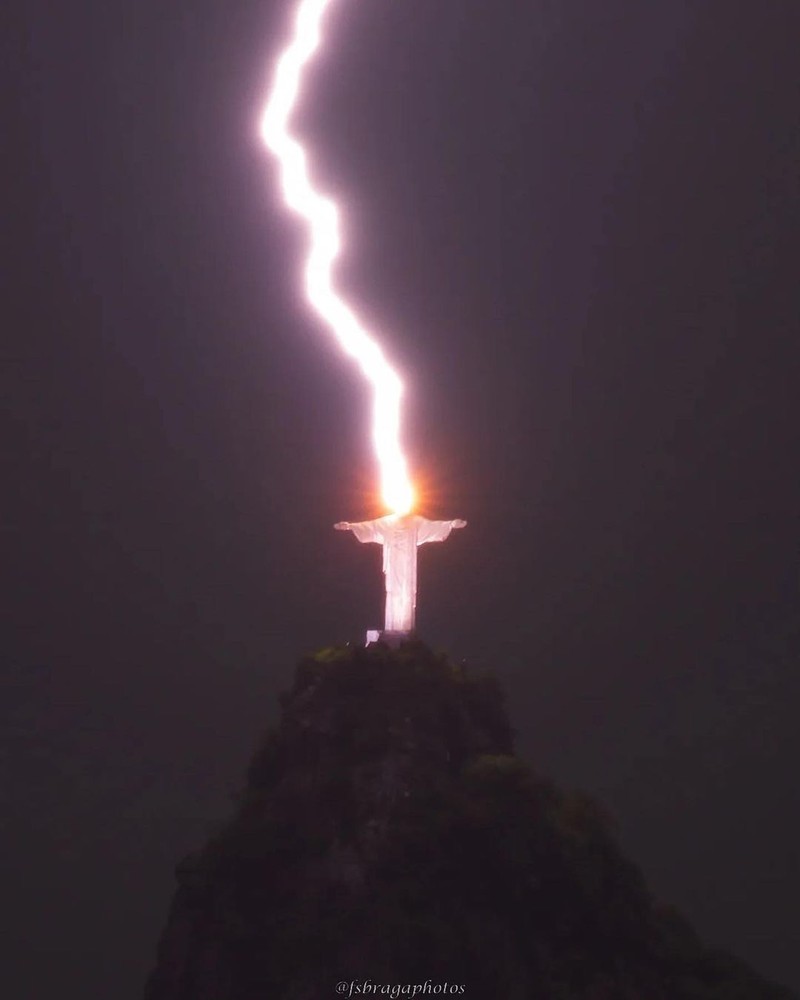 Pada Sabtu malam, salah satu dari tujuh keajaiban dunia yang baru, patung Christ the Redeemer di Rio De Janeiro, Brazil, disambar petir. (Instagram @fsbragaphotos)
