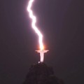 Lagi Viral Patung Yesus Kristus di Brasil Tersambar Petir