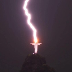 Lagi Viral Patung Yesus Kristus di Brasil Tersambar Petir