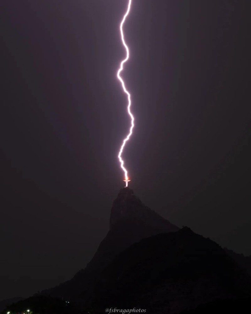 Pada Sabtu malam, salah satu dari tujuh keajaiban dunia yang baru, patung Christ the Redeemer di Rio De Janeiro, Brazil, disambar petir. (Instagram @fsbragaphotos)