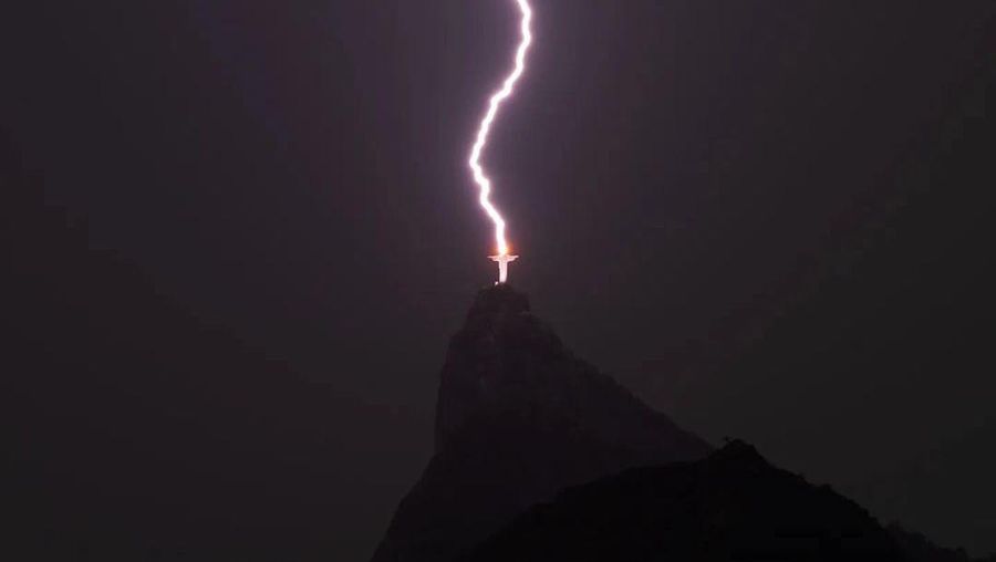 Pada Sabtu malam, salah satu dari tujuh keajaiban dunia yang baru, patung Christ the Redeemer di Rio De Janeiro, Brazil, disambar petir. (Instagram @fsbragaphotos)