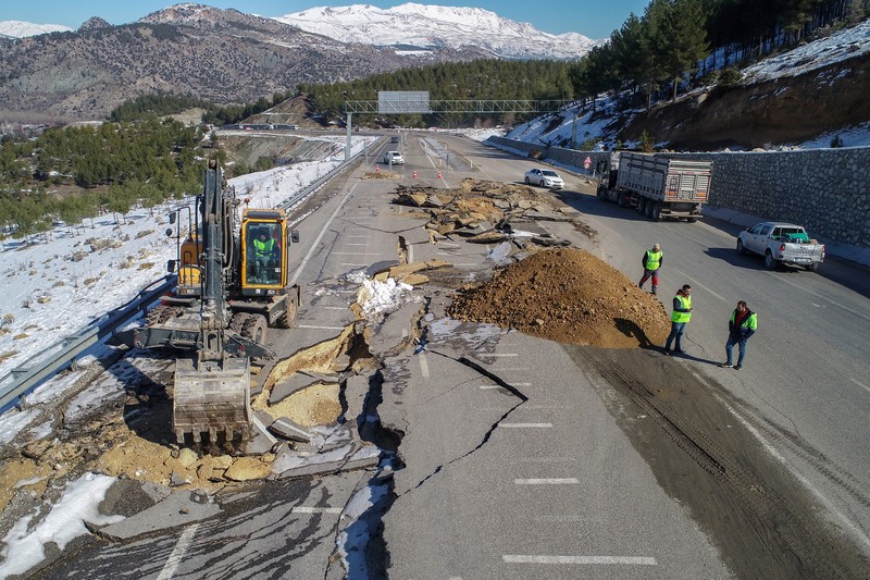 Pemandangan jalan Adiyaman-Malatya yang runtuh selama pekerjaan perbaikan telah dimulai setelah gempa berkekuatan 7,7 dan 7,6 melanda beberapa provinsi di Turkiye termasuk Adiyaman, Turkiye pada 13 Februari 2023. Pemandangan jalan Adiyaman-Malatya yang runtuh selama pekerjaan perbaikan telah dimulai setelah gempa berkekuatan 7,7 dan 7,6 melanda beberapa provinsi di Turkiye termasuk Adiyaman, Turkiye pada 13 Februari 2023. Pada hari Senin, 6 Februari, gempa berkekuatan 7,7 yang kuat, berpusat di Pazarcik distrik, mengguncang Kahramanmaras dan mengguncang beberapa provinsi dengan kuat, termasuk Gaziantep, Sanliurfa, Diyarbakir, Adana, Adiyaman, Malatya, Osmaniye, Hatay, dan Kilis. Pada hari yang sama pukul 13.24 WIB. (1024GMT), gempa berkekuatan 7,6 yang berpusat di distrik Elbistan Kahramanmaras melanda wilayah tersebut. (Ozkan Bilgin/Anadolu Agency via Getty Images)