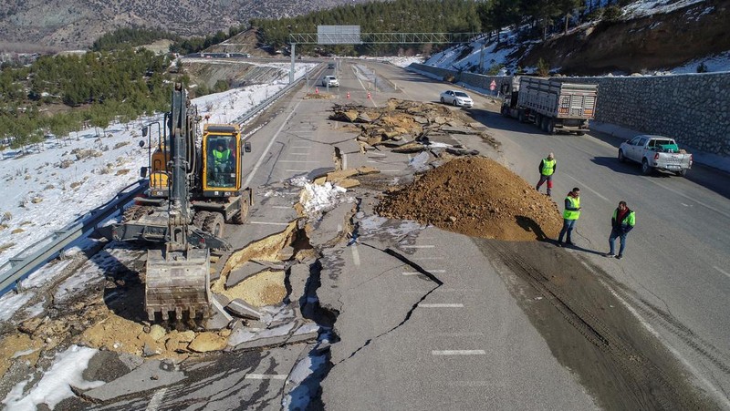 Pemandangan jalan Adiyaman-Malatya yang runtuh selama pekerjaan perbaikan telah dimulai setelah gempa berkekuatan 7,7 dan 7,6 melanda beberapa provinsi di Turkiye termasuk Adiyaman, Turkiye pada 13 Februari 2023. Pada hari Senin, 6 Februari, gempa berkekuatan 7,7 yang kuat, berpusat di Pazarcik distrik, mengguncang Kahramanmaras dan mengguncang beberapa provinsi dengan kuat, termasuk Gaziantep, Sanliurfa, Diyarbakir, Adana, Adiyaman, Malatya, Osmaniye, Hatay, dan Kilis. Pada hari yang sama pukul 13.24 WIB. (1024GMT), gempa berkekuatan 7,6 yang berpusat di distrik Elbistan Kahramanmaras melanda wilayah tersebut. (Ozkan Bilgin/Anadolu Agency via Getty Images)