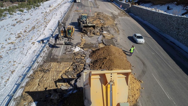 Pemandangan jalan Adiyaman-Malatya yang runtuh selama pekerjaan perbaikan telah dimulai setelah gempa berkekuatan 7,7 dan 7,6 melanda beberapa provinsi di Turkiye termasuk Adiyaman, Turkiye pada 13 Februari 2023. Pada hari Senin, 6 Februari, gempa berkekuatan 7,7 yang kuat, berpusat di Pazarcik distrik, mengguncang Kahramanmaras dan mengguncang beberapa provinsi dengan kuat, termasuk Gaziantep, Sanliurfa, Diyarbakir, Adana, Adiyaman, Malatya, Osmaniye, Hatay, dan Kilis. Pada hari yang sama pukul 13.24 WIB. (1024GMT), gempa berkekuatan 7,6 yang berpusat di distrik Elbistan Kahramanmaras melanda wilayah tersebut. (Ozkan Bilgin/Anadolu Agency via Getty Images)