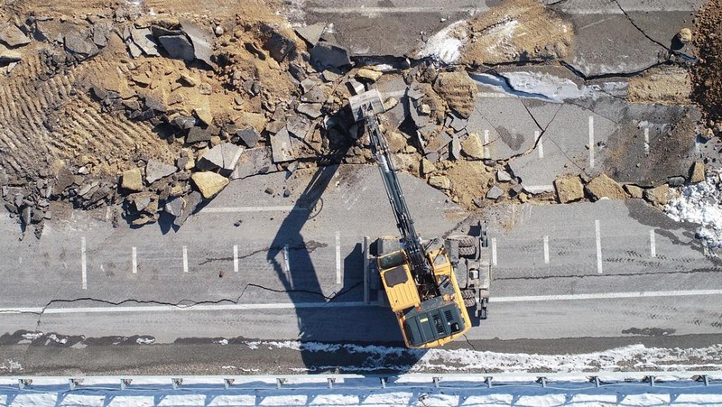 Pemandangan jalan Adiyaman-Malatya yang runtuh selama pekerjaan perbaikan telah dimulai setelah gempa berkekuatan 7,7 dan 7,6 melanda beberapa provinsi di Turkiye termasuk Adiyaman, Turkiye pada 13 Februari 2023. Pada hari Senin, 6 Februari, gempa berkekuatan 7,7 yang kuat, berpusat di Pazarcik distrik, mengguncang Kahramanmaras dan mengguncang beberapa provinsi dengan kuat, termasuk Gaziantep, Sanliurfa, Diyarbakir, Adana, Adiyaman, Malatya, Osmaniye, Hatay, dan Kilis. Pada hari yang sama pukul 13.24 WIB. (1024GMT), gempa berkekuatan 7,6 yang berpusat di distrik Elbistan Kahramanmaras melanda wilayah tersebut. (Ozkan Bilgin/Anadolu Agency via Getty Images)
