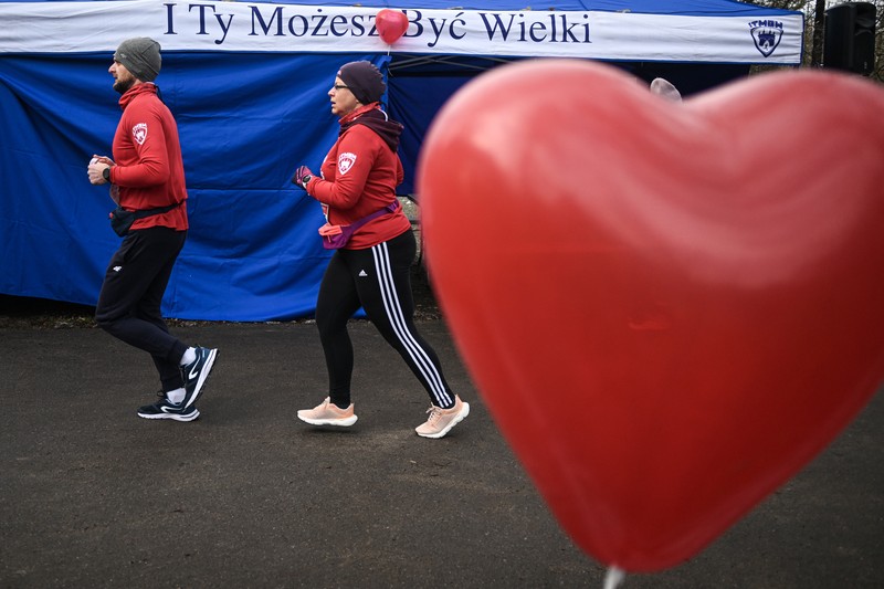 Warga menyaksikan instalasi dekoratif berbentuk hati setinggi 5 meter yang dikelilingi balon berbentuk hati di Bund Finance Center sebelum Hari Valentine pada 12 Februari 2023 di Shanghai, China. (Photo by VCG/VCG via Getty Images)