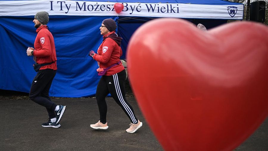Para pasangan mengikuti lari 5 km Hari Valentine di Krakow, Polandia pada 12 Februari 2023. (Omar Marques/Anadolu Agency via Getty Images)