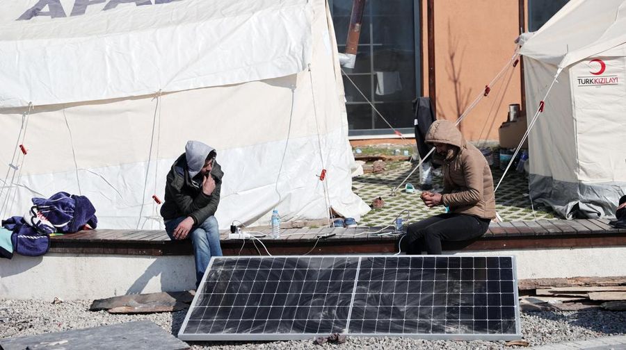 Para penyintas gempa memenuhi kebutuhan energi mendesak mereka dengan panel surya yang dipasang di kota tenda setelah gempa berkekuatan 7,7 dan 7,6 di Hatay, Turkiye pada 12 Februari 2023. Senin dini hari, gempa berkekuatan 7,7 SR, berpusat di distrik Pazarcik, mengguncang Kahramanmaras dan berguncang kuat beberapa provinsi, termasuk Gaziantep, Sanliurfa, Diyarbakir, Adana, Adiyaman, Malatya, Osmaniye, Hatay, dan Kilis. Kemudian, pada pukul 13.24. (1024GMT), gempa berkekuatan 7,6 yang berpusat di distrik Elbistan Kahramanmaras melanda wilayah tersebut. Turkiye mengumumkan 7 hari berkabung nasional setelah gempa bumi mematikan di provinsi selatan. (Oguz Yeter/Anadolu Agency via Getty Images)