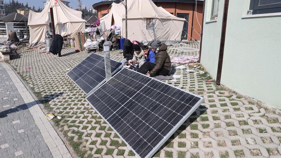 Para penyintas gempa memenuhi kebutuhan energi mendesak mereka dengan panel surya yang dipasang di kota tenda setelah gempa berkekuatan 7,7 dan 7,6 di Hatay, Turkiye pada 12 Februari 2023. Senin dini hari, gempa berkekuatan 7,7 SR, berpusat di distrik Pazarcik, mengguncang Kahramanmaras dan berguncang kuat beberapa provinsi, termasuk Gaziantep, Sanliurfa, Diyarbakir, Adana, Adiyaman, Malatya, Osmaniye, Hatay, dan Kilis. Kemudian, pada pukul 13.24. (1024GMT), gempa berkekuatan 7,6 yang berpusat di distrik Elbistan Kahramanmaras melanda wilayah tersebut. Turkiye mengumumkan 7 hari berkabung nasional setelah gempa bumi mematikan di provinsi selatan. (Oguz Yeter/Anadolu Agency via Getty Images)