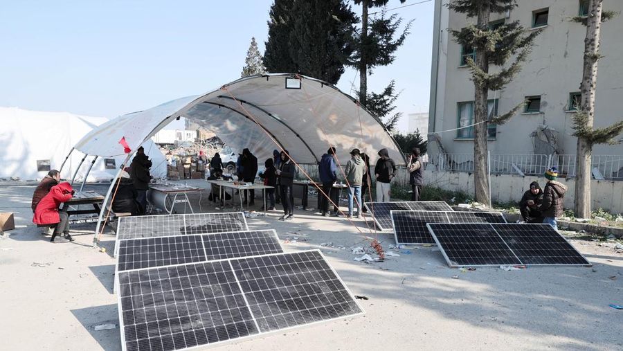 Para penyintas gempa memenuhi kebutuhan energi mendesak mereka dengan panel surya yang dipasang di kota tenda setelah gempa berkekuatan 7,7 dan 7,6 di Hatay, Turkiye pada 12 Februari 2023. Senin dini hari, gempa berkekuatan 7,7 SR, berpusat di distrik Pazarcik, mengguncang Kahramanmaras dan berguncang kuat beberapa provinsi, termasuk Gaziantep, Sanliurfa, Diyarbakir, Adana, Adiyaman, Malatya, Osmaniye, Hatay, dan Kilis. Kemudian, pada pukul 13.24. (1024GMT), gempa berkekuatan 7,6 yang berpusat di distrik Elbistan Kahramanmaras melanda wilayah tersebut. Turkiye mengumumkan 7 hari berkabung nasional setelah gempa bumi mematikan di provinsi selatan. (Photo by Oguz Yeter/Anadolu Agency via Getty Images)