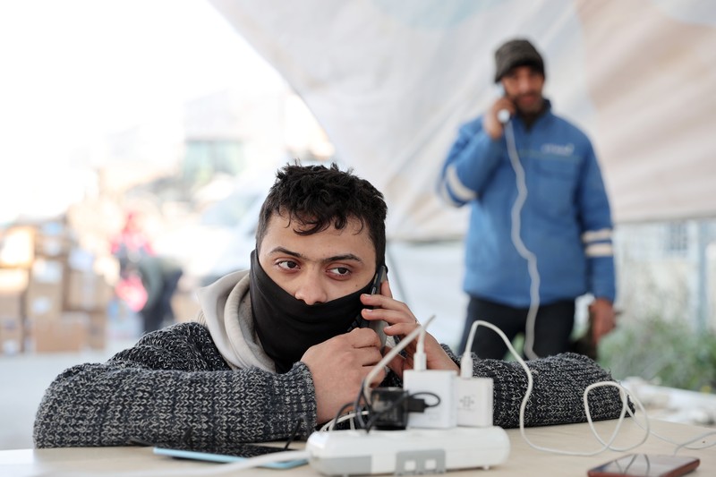 Para penyintas gempa memenuhi kebutuhan energi mendesak mereka dengan panel surya yang dipasang di kota tenda setelah gempa berkekuatan 7,7 dan 7,6 di Hatay, Turkiye pada 12 Februari 2023. Senin dini hari, gempa berkekuatan 7,7 SR, berpusat di distrik Pazarcik, mengguncang Kahramanmaras dan berguncang kuat beberapa provinsi, termasuk Gaziantep, Sanliurfa, Diyarbakir, Adana, Adiyaman, Malatya, Osmaniye, Hatay, dan Kilis. Kemudian, pada pukul 13.24. (1024GMT), gempa berkekuatan 7,6 yang berpusat di distrik Elbistan Kahramanmaras melanda wilayah tersebut. Turkiye mengumumkan 7 hari berkabung nasional setelah gempa bumi mematikan di provinsi selatan. (Oguz Yeter/Anadolu Agency via Getty Images)