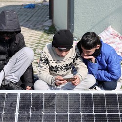 Top! Korban Gempa Turki Pakai Panel Surya Untuk Isi Daya HP
