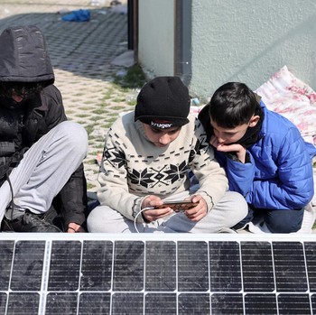 Top! Korban Gempa Turki Pakai Panel Surya Untuk Isi Daya HP