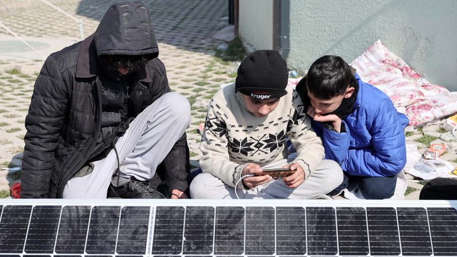 Para penyintas gempa memenuhi kebutuhan energi mendesak mereka dengan panel surya yang dipasang di kota tenda setelah gempa berkekuatan 7,7 dan 7,6 di Hatay, Turkiye pada 12 Februari 2023. Senin dini hari, gempa berkekuatan 7,7 SR, berpusat di distrik Pazarcik, mengguncang Kahramanmaras dan berguncang kuat beberapa provinsi, termasuk Gaziantep, Sanliurfa, Diyarbakir, Adana, Adiyaman, Malatya, Osmaniye, Hatay, dan Kilis. Kemudian, pada pukul 13.24. (1024GMT), gempa berkekuatan 7,6 yang berpusat di distrik Elbistan Kahramanmaras melanda wilayah tersebut. Turkiye mengumumkan 7 hari berkabung nasional setelah gempa bumi mematikan di provinsi selatan. (Oguz Yeter/Anadolu Agency via Getty Images)