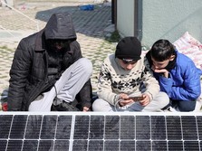 Top! Korban Gempa Turki Pakai Panel Surya Untuk Isi Daya HP