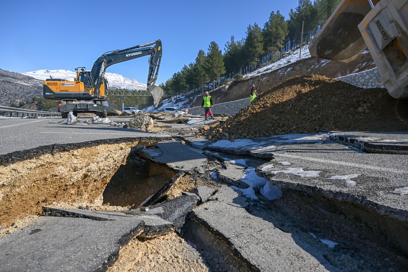 Pemandangan jalan Adiyaman-Malatya yang runtuh selama pekerjaan perbaikan telah dimulai setelah gempa berkekuatan 7,7 dan 7,6 melanda beberapa provinsi di Turkiye termasuk Adiyaman, Turkiye pada 13 Februari 2023. Pada hari Senin, 6 Februari, gempa berkekuatan 7,7 yang kuat, berpusat di Pazarcik distrik, mengguncang Kahramanmaras dan mengguncang beberapa provinsi dengan kuat, termasuk Gaziantep, Sanliurfa, Diyarbakir, Adana, Adiyaman, Malatya, Osmaniye, Hatay, dan Kilis. Pada hari yang sama pukul 13.24 WIB. (1024GMT), gempa berkekuatan 7,6 yang berpusat di distrik Elbistan Kahramanmaras melanda wilayah tersebut. (Ozkan Bilgin/Anadolu Agency via Getty Images)
