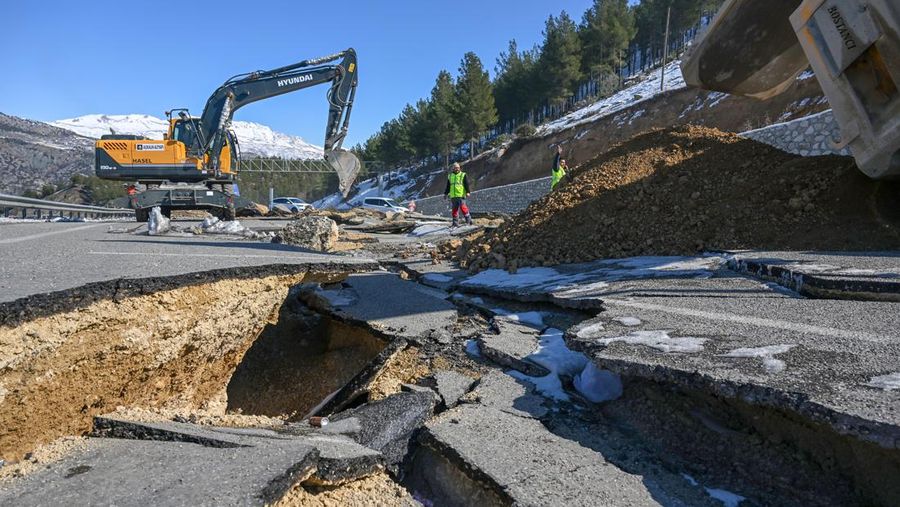 Pemandangan jalan Adiyaman-Malatya yang runtuh selama pekerjaan perbaikan telah dimulai setelah gempa berkekuatan 7,7 dan 7,6 melanda beberapa provinsi di Turkiye termasuk Adiyaman, Turkiye pada 13 Februari 2023. Pada hari Senin, 6 Februari, gempa berkekuatan 7,7 yang kuat, berpusat di Pazarcik distrik, mengguncang Kahramanmaras dan mengguncang beberapa provinsi dengan kuat, termasuk Gaziantep, Sanliurfa, Diyarbakir, Adana, Adiyaman, Malatya, Osmaniye, Hatay, dan Kilis. Pada hari yang sama pukul 13.24 WIB. (1024GMT), gempa berkekuatan 7,6 yang berpusat di distrik Elbistan Kahramanmaras melanda wilayah tersebut. (Ozkan Bilgin/Anadolu Agency via Getty Images)